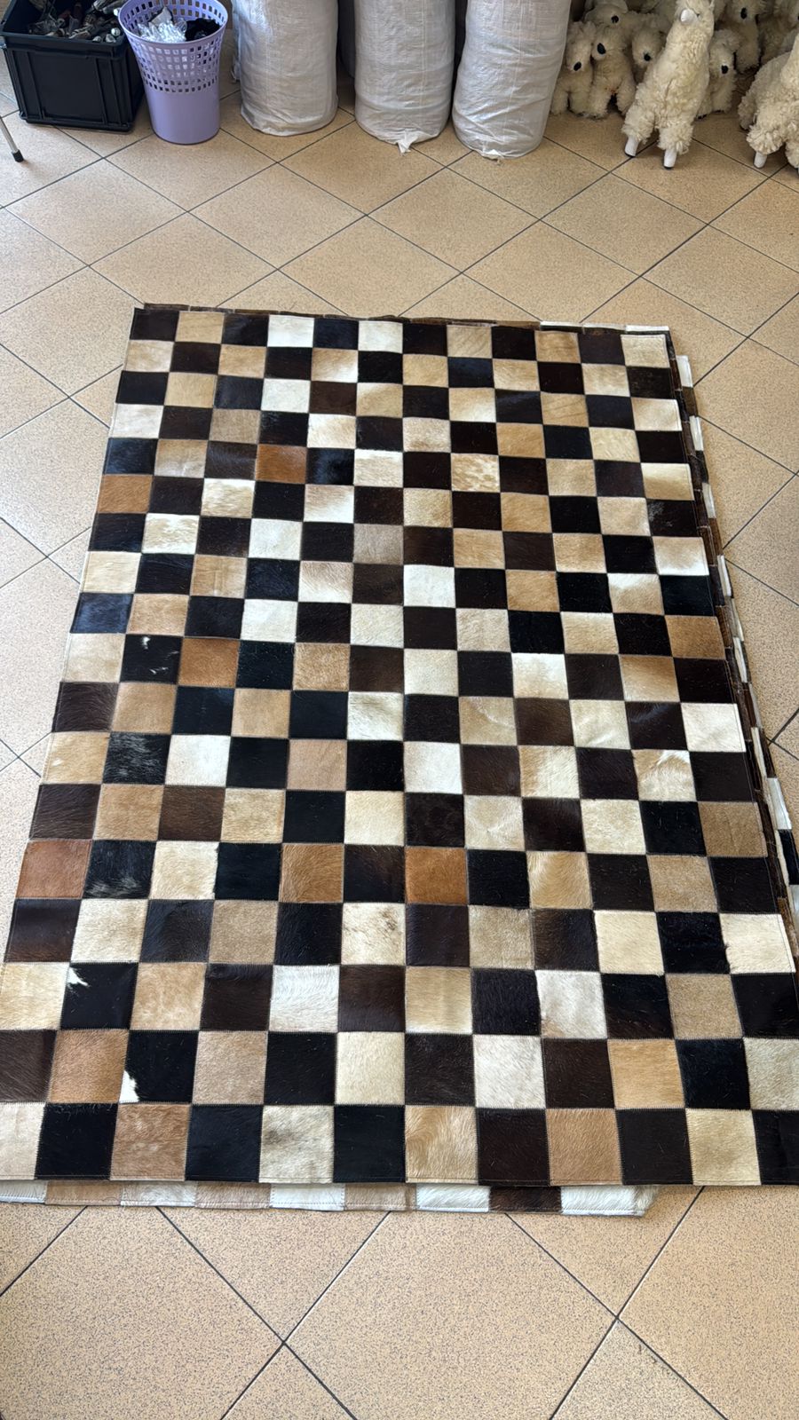 Alfombra artesanal de piel bovina en ambiente decorado, 14