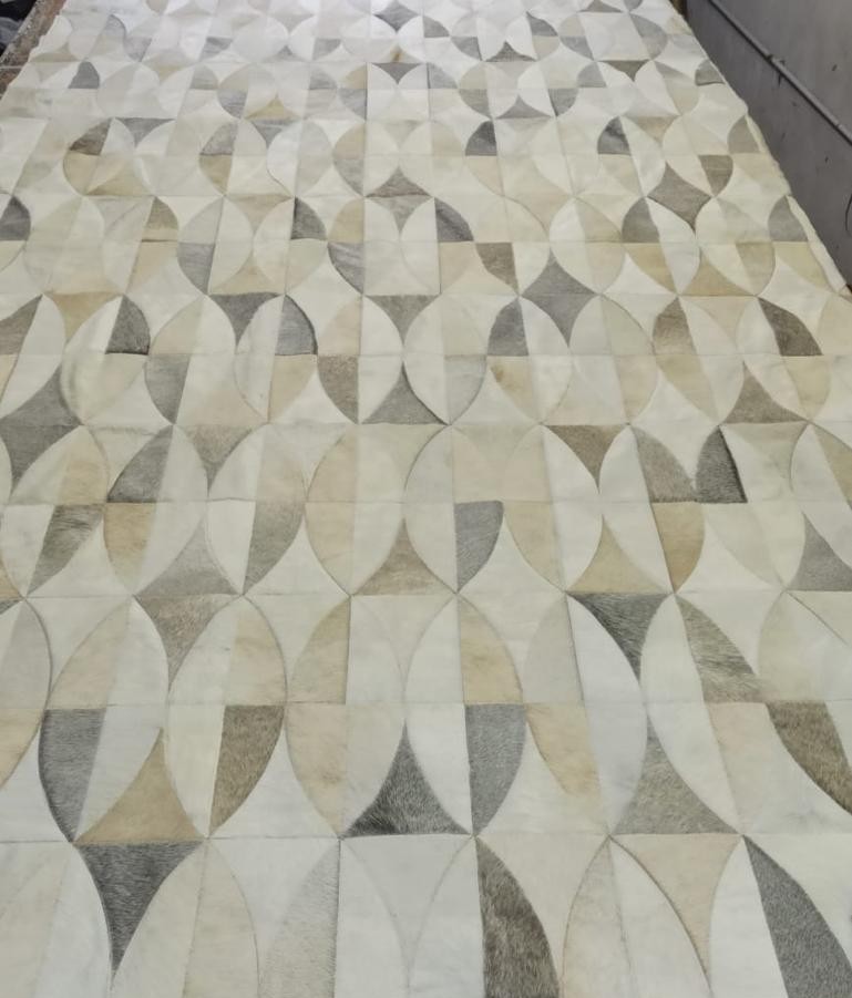 Alfombra artesanal de piel bovina en ambiente decorado, 1