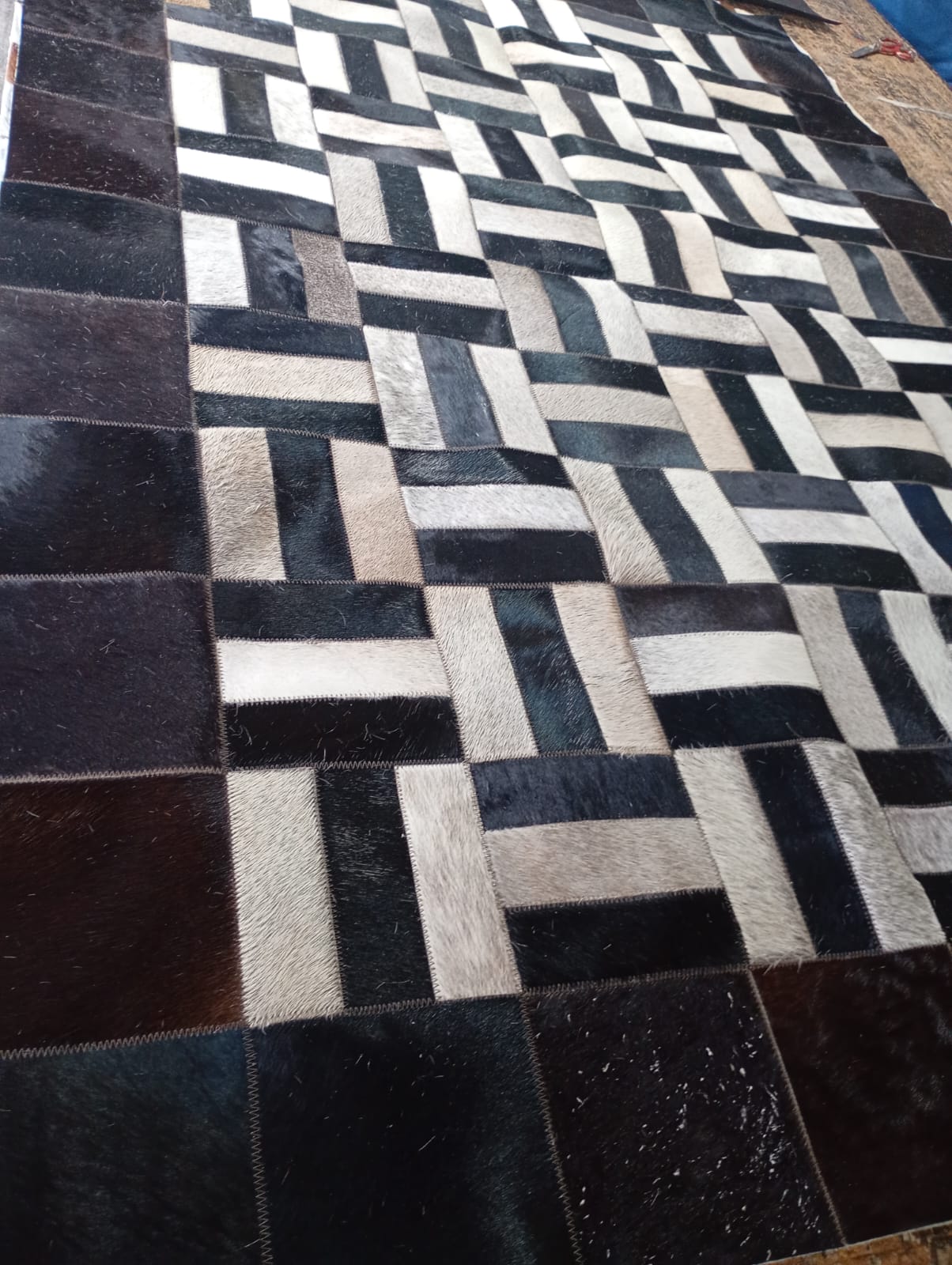 Alfombra artesanal de piel bovina en ambiente decorado, 15