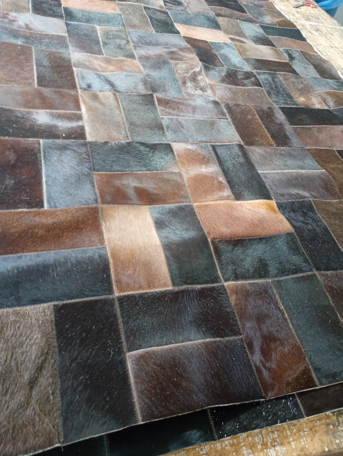 Alfombra artesanal de piel bovina en ambiente decorado, 7