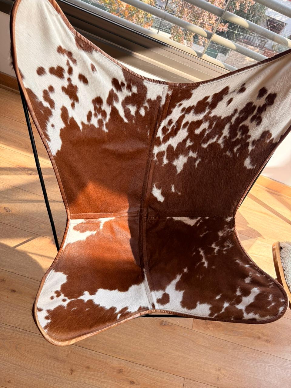 Alfombra artesanal de piel bovina en ambiente decorado, 12