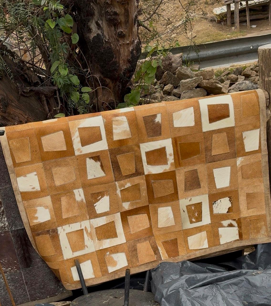 Alfombra artesanal de piel bovina en ambiente decorado, 25