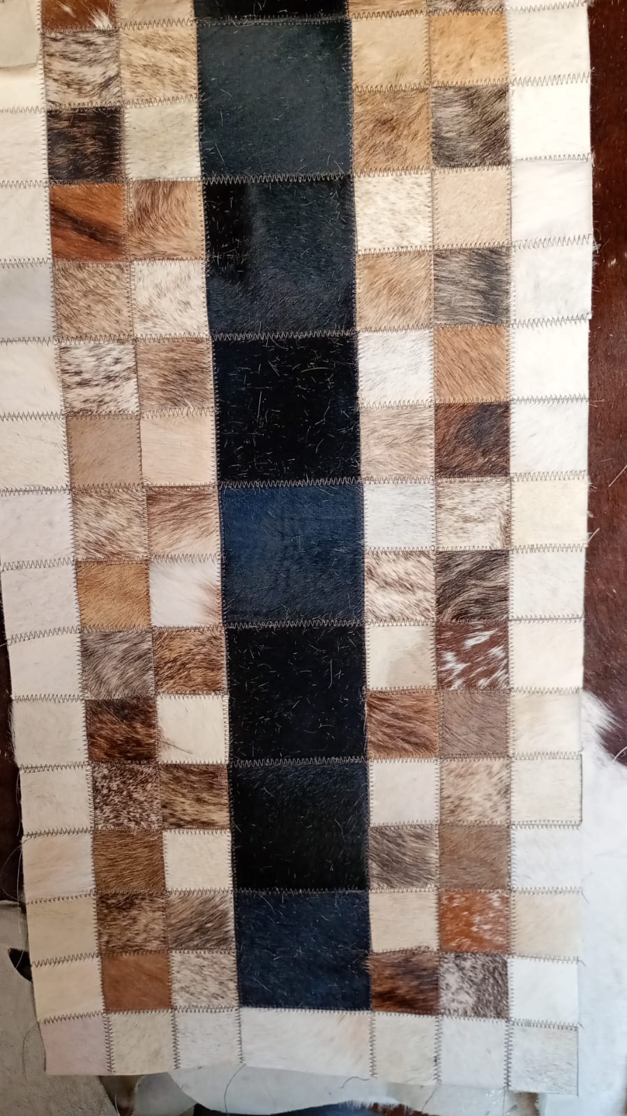 Alfombra artesanal de piel bovina en ambiente decorado, 26