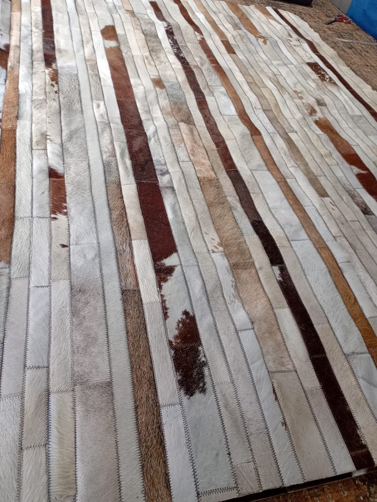 Alfombra artesanal de piel bovina en ambiente decorado, 3