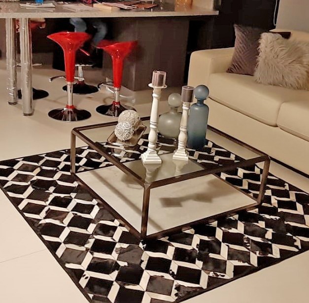 Alfombra artesanal de piel bovina en ambiente decorado, 2